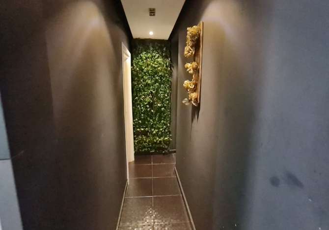 Lokali ndodhet buze rruge prane TV KLAN