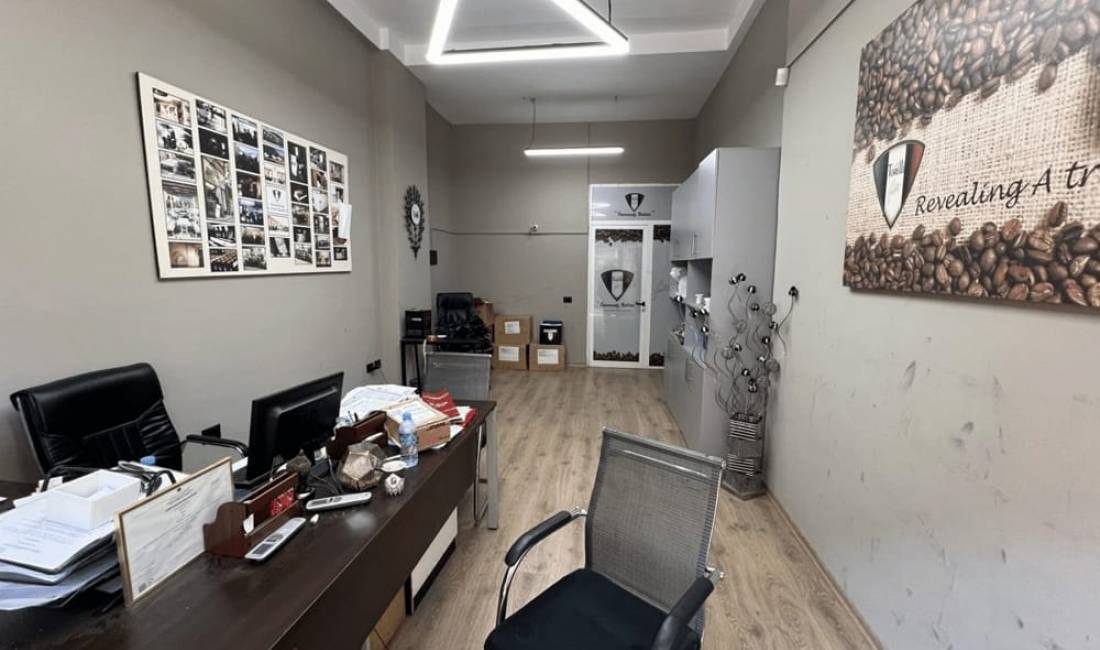 Te Pallati me Shigjeta ofrojme per shitje 2 dyqane.