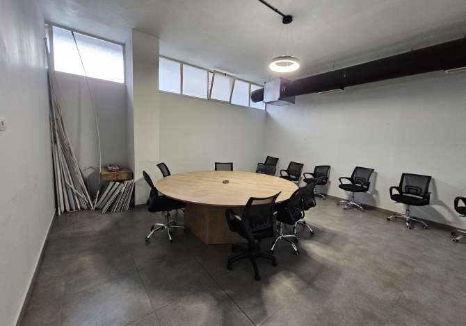 Jepet ambjent me qera  -Me siperfaqe 750m2 , Astir ⁃Jepet per cfar do lloj biznesi