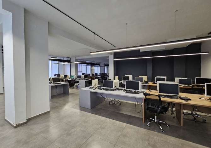Jepet ambjent me qera  -Me siperfaqe 750m2 , Astir ⁃Jepet per cfar do lloj biznesi