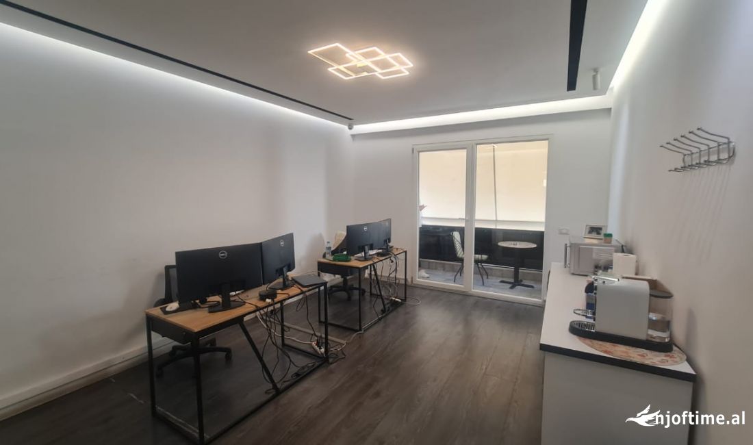 Jepet me qira njesi biznesi, ambjent i pershtatur per zyra Komuna Parisit 