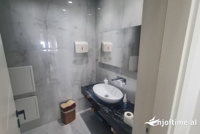 Jepet me qira njesi biznesi, ambjent i pershtatur per zyra Komuna Parisit 