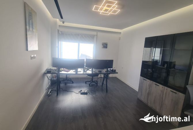 Jepet me qira njesi biznesi, ambjent i pershtatur per zyra Komuna Parisit 