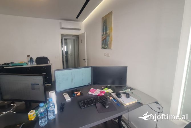 Jepet me qira njesi biznesi, ambjent i pershtatur per zyra Komuna Parisit 