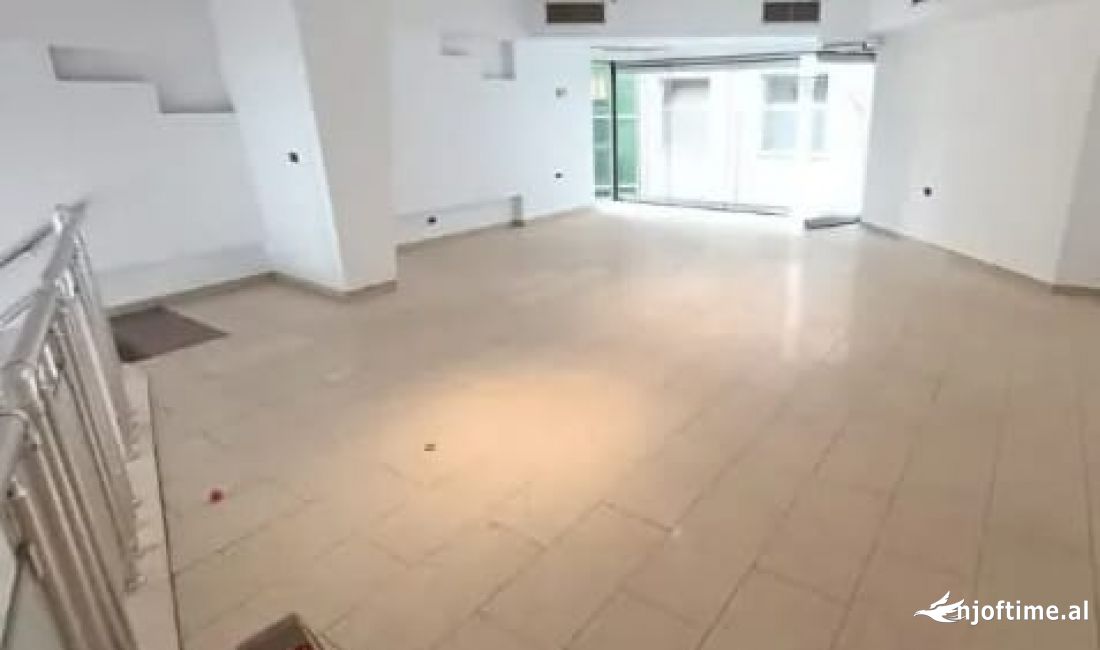 Ambient komercial tek shkolla e baletit Formati dubleks!