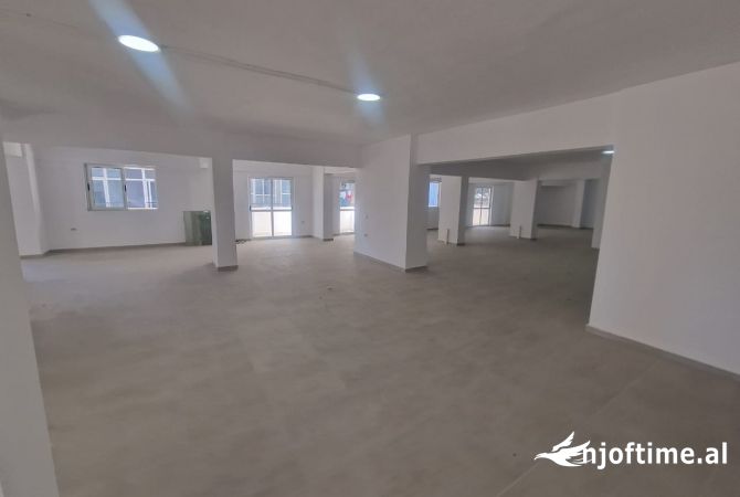 Ambiente Commerciale in Affitto 1+1 a Tirana - 6,500 Euro
