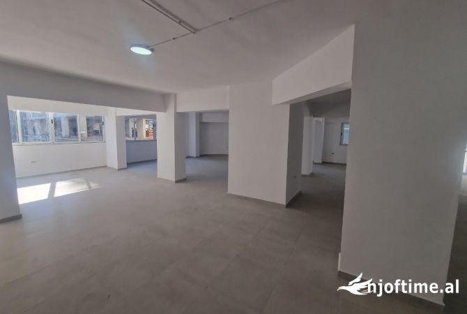 Ambiente Commerciale in Affitto 1+1 a Tirana - 6,500 Euro