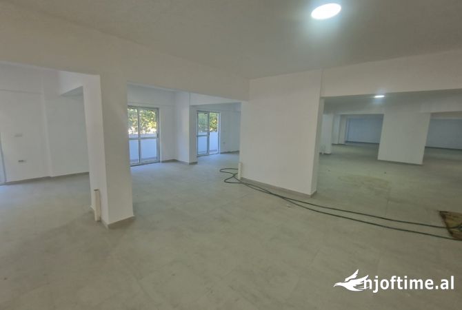 Ambiente Commerciale in Affitto 1+1 a Tirana - 6,500 Euro