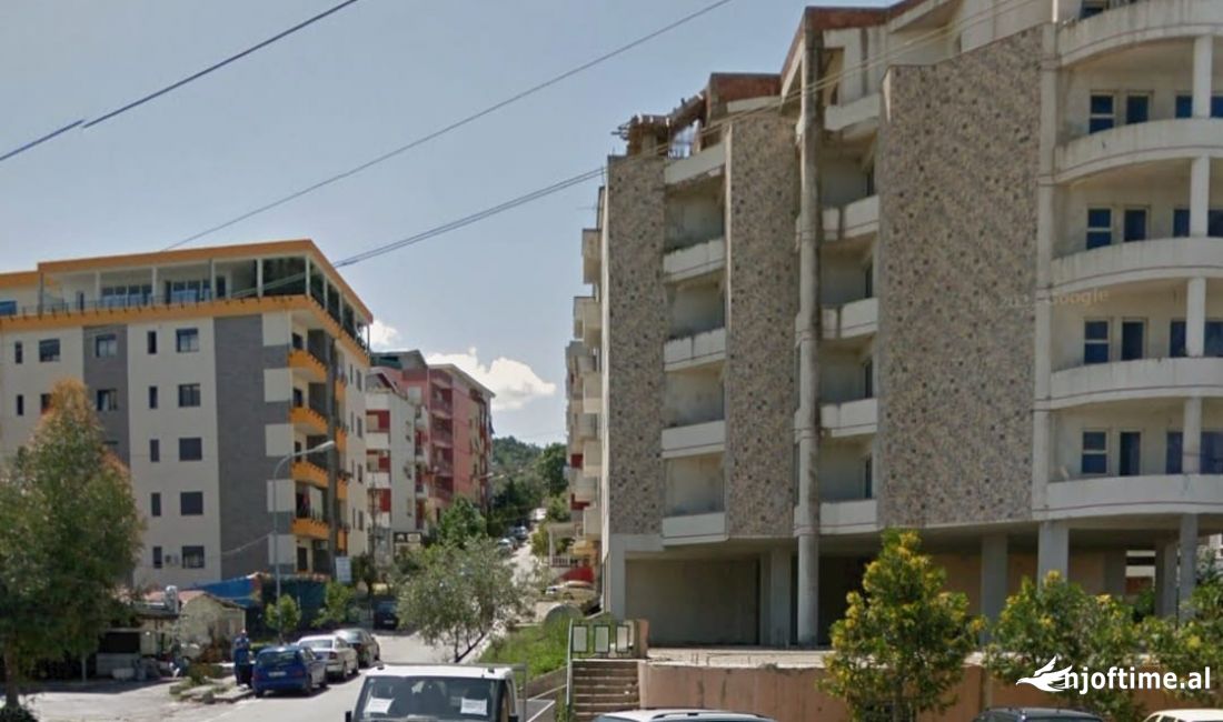 Shitet njesi te Liqeni i Thate prane "Hotel Radison" me cmim okazion 2000 euro/m2