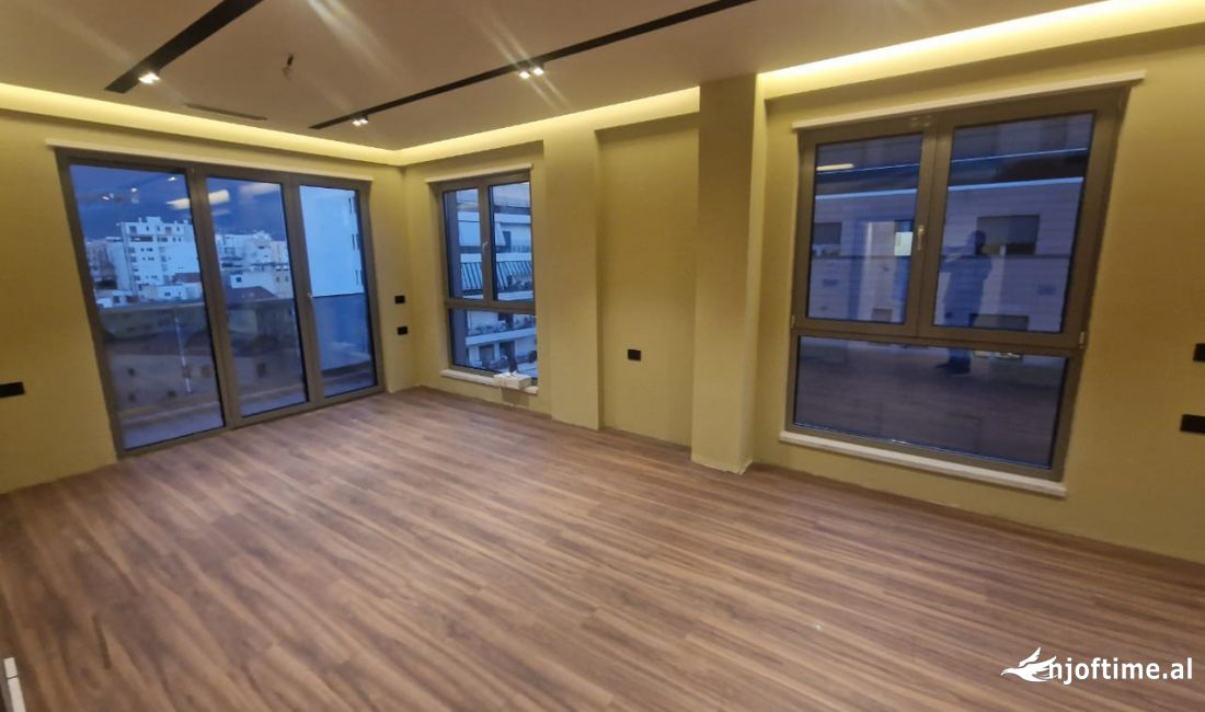 Jepet me qera ambjent lluksoz 120m2 te Rruga e Kavajes