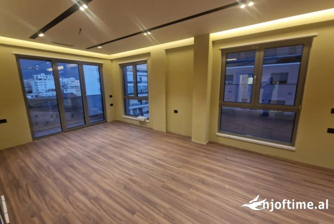 Ambiente Commerciale in Affitto 1+1 a Tirana - 180,000 Leke