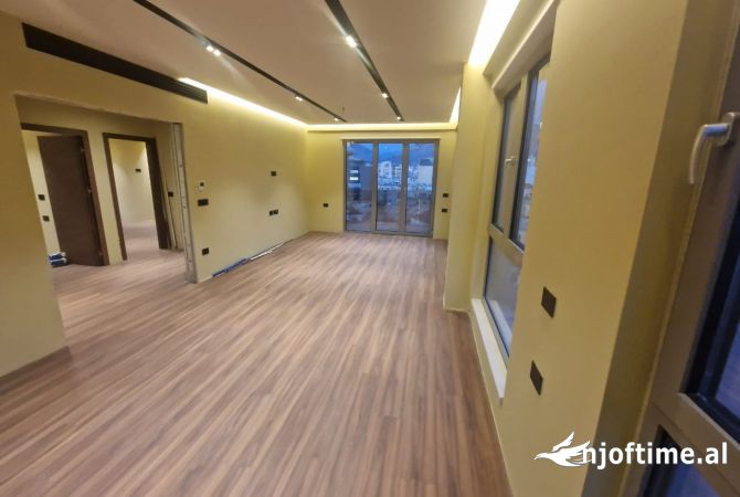 Ambiente Commerciale in Affitto 1+1 a Tirana - 180,000 Leke