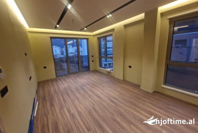 Ambiente Commerciale in Affitto 1+1 a Tirana - 180,000 Leke