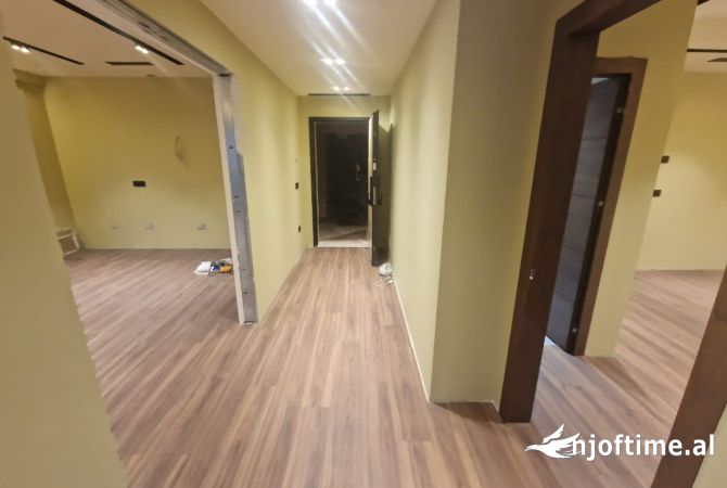 Jepet me qera ambjent lluksoz 120m2 te Rruga e Kavajes