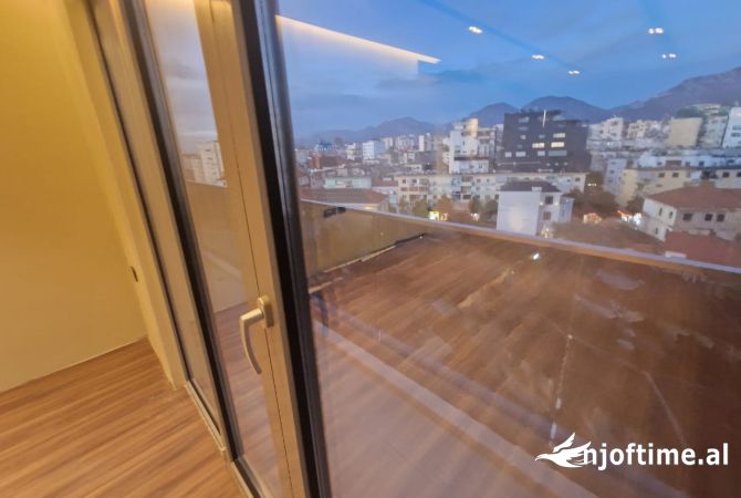 Jepet me qera ambjent lluksoz 120m2 te Rruga e Kavajes