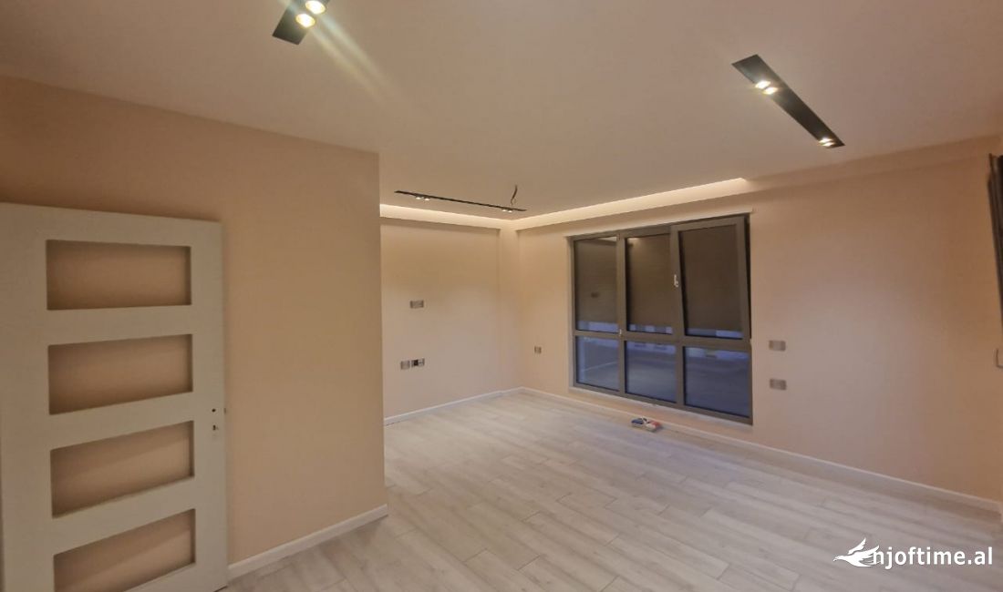 Jepet me qera ambjent lluksoz 90m2 te Rruga e Kavajes
