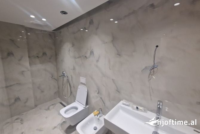 Jepet me qera ambjent lluksoz 90m2 te Rruga e Kavajes