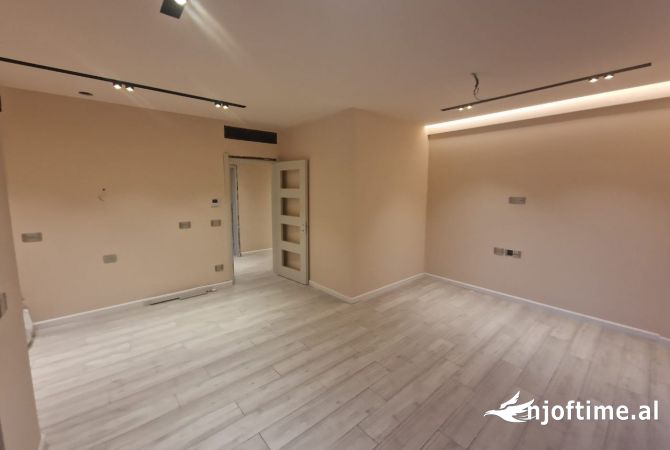 Ambiente Commerciale in Affitto 3+1 a Tirana - 135,000 Leke