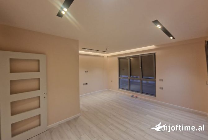 Ambiente Commerciale in Affitto 3+1 a Tirana - 135,000 Leke