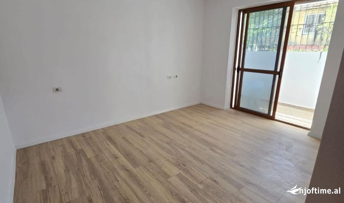 Jepet me qera ambjent 140m2 te Rruga e Kavajes