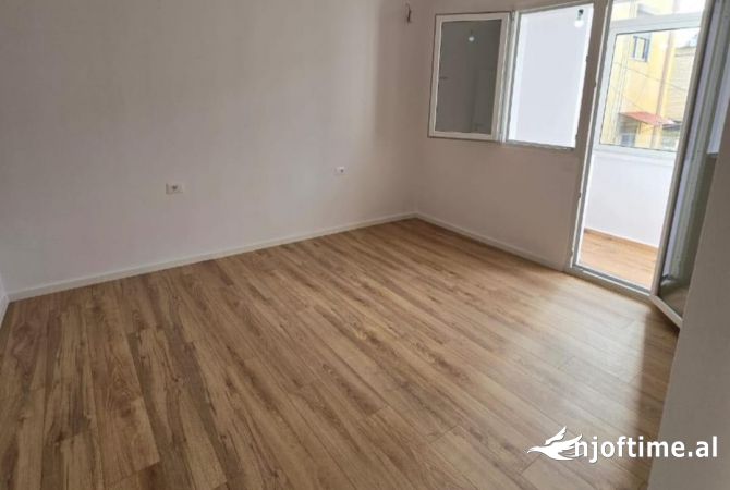 Ambiente Commerciale in Affitto 3+1 a Tirana - 250,000 Leke