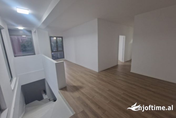 Jepet me qera ambjent 140m2 te Rruga e Kavajes