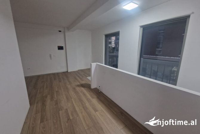 Jepet me qera ambjent 140m2 te Rruga e Kavajes