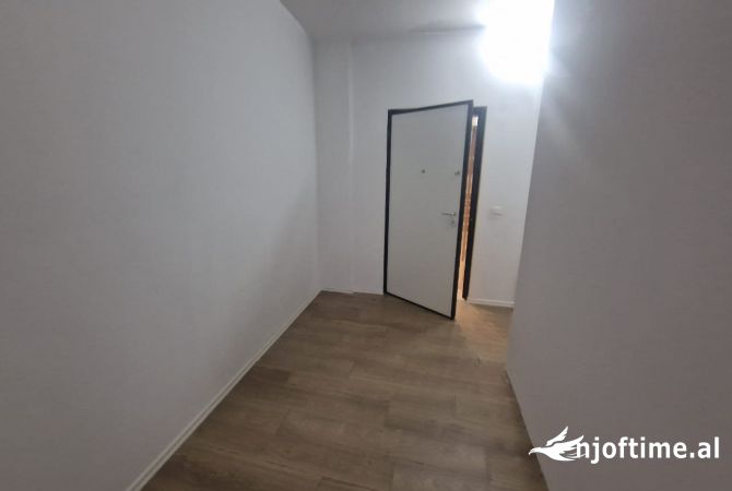 Jepet me qera ambjent 140m2 te Rruga e Kavajes