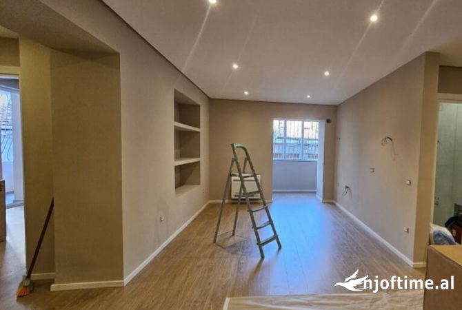 Ambiente Commerciale in Affitto 3+1 a Tirana - 900 Euro