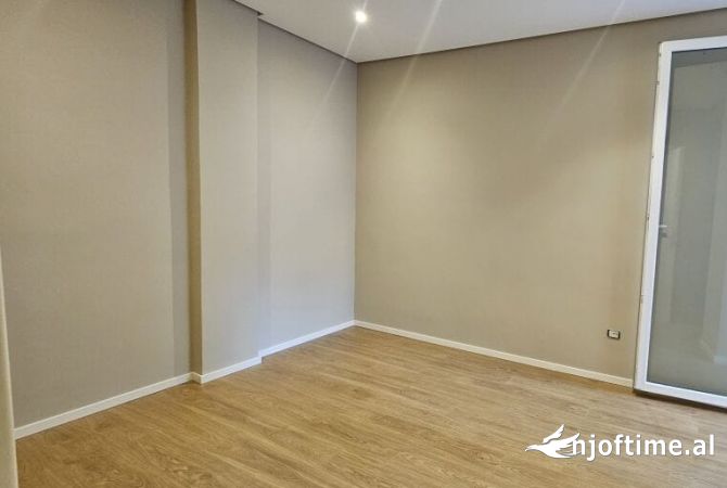 Ambiente Commerciale in Affitto 3+1 a Tirana - 900 Euro