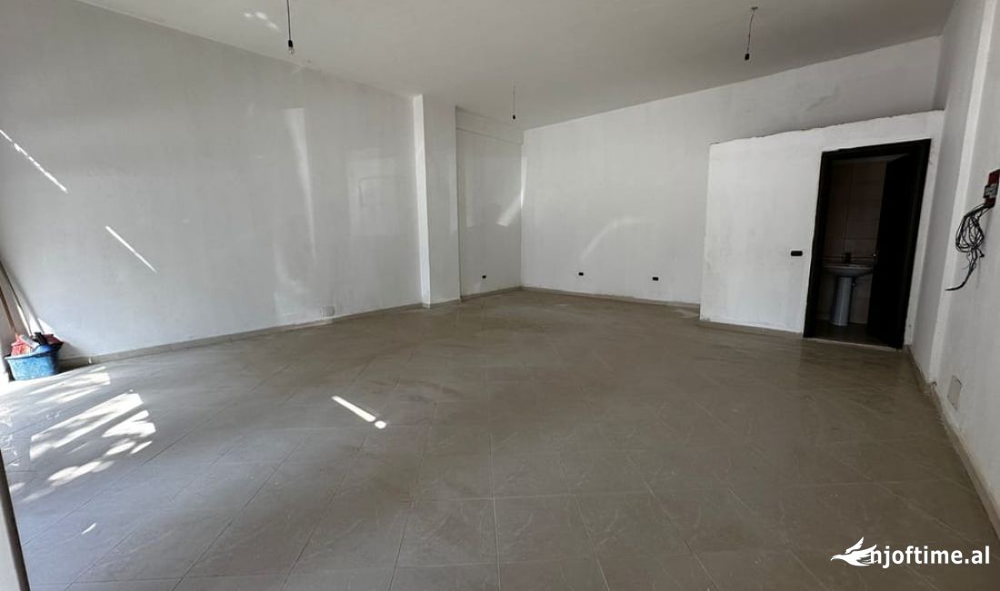 Shitet njesi Tregtare ne Yzberish