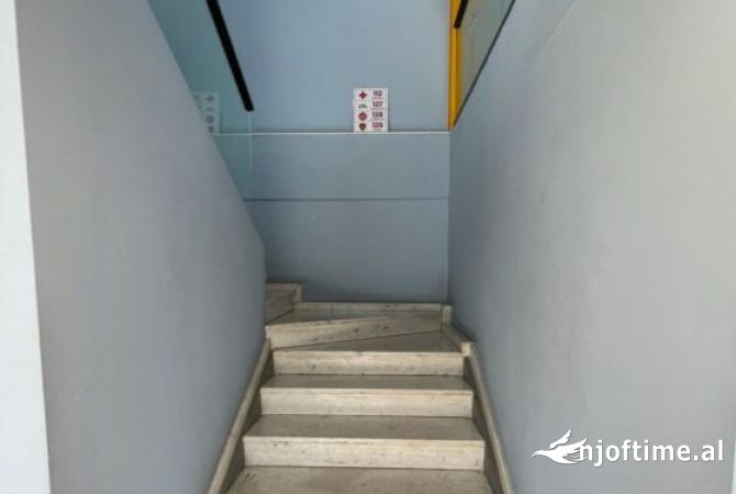 Jepet me qera ambjent per zyra te rruga e Barrikadave