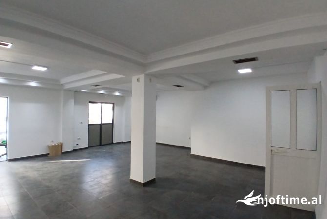 Ambiente Commerciale in Affitto 1+1 a Tirana - 1,300 Euro