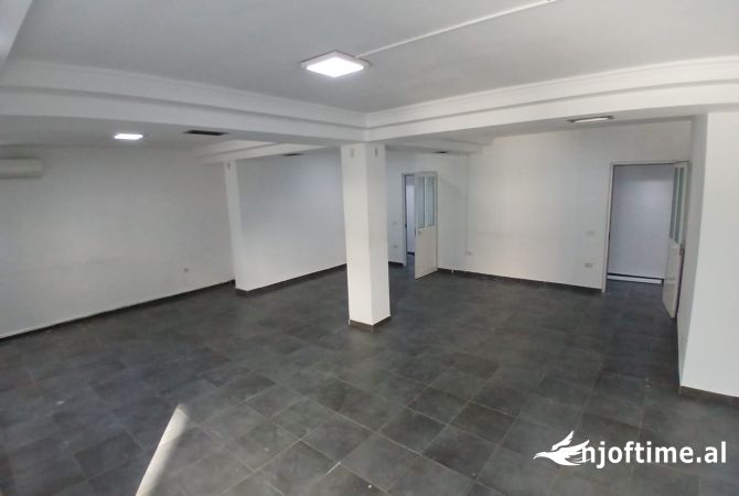 Ambiente Commerciale in Affitto 1+1 a Tirana - 1,300 Euro