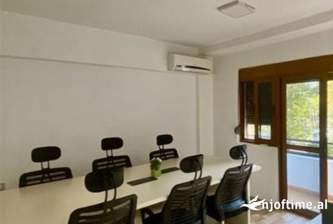 Ambiente Commerciale in Affitto 3+1 a Tirana - 900 Euro