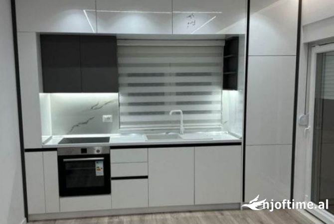 Ambiente Commerciale in Affitto 3+1 a Tirana - 800 Euro