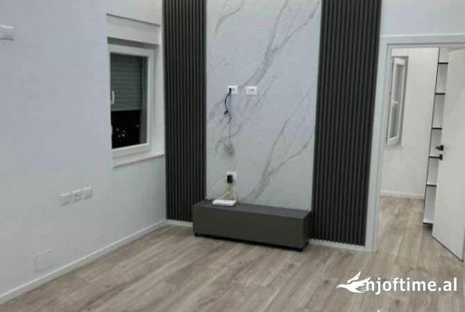 Ambiente Commerciale in Affitto 3+1 a Tirana - 800 Euro