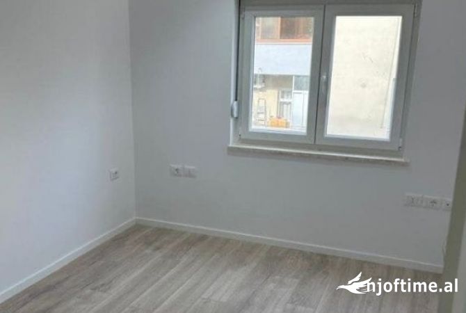 Ambiente Commerciale in Affitto 3+1 a Tirana - 800 Euro