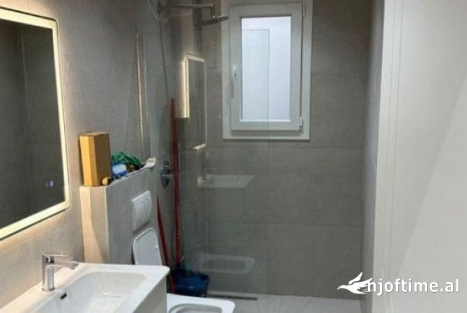 Jepet me qera 2+1 per zyra ose banim tek Sheshi Willson.