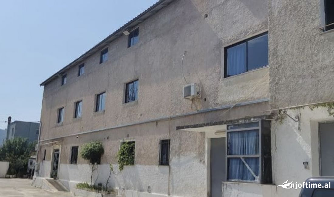 Japim magazine me qera 2 kate ne nje godine 3 kateshe tek ish Fabrika e Qelqit.