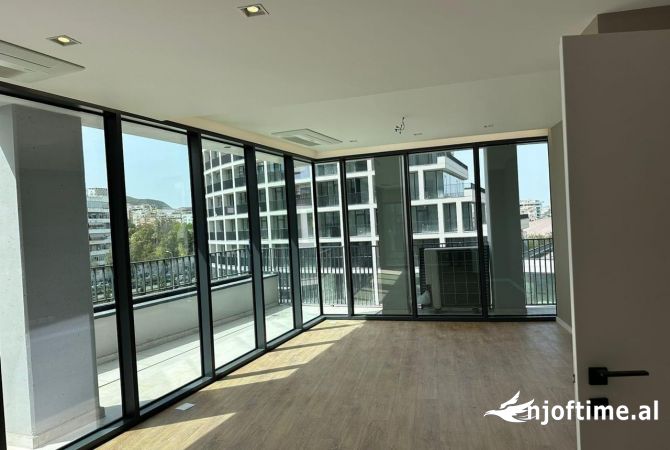 Ambiente Commerciale in Affitto 3+1 a Tirana - 800 Euro