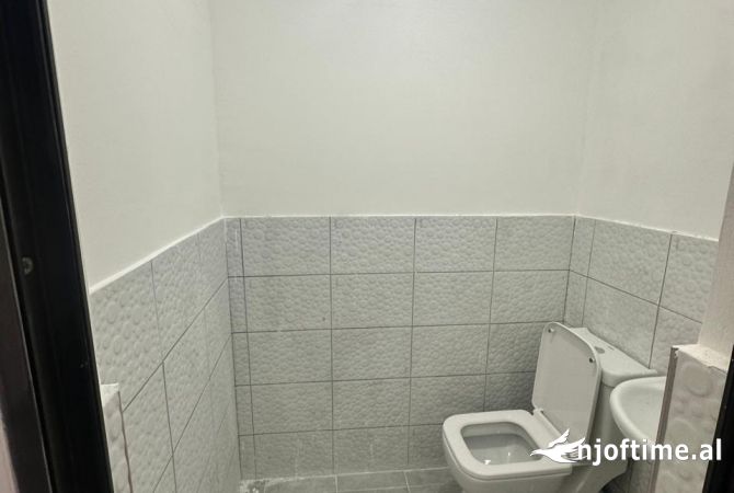 Ambiente Commerciale in Affitto 1+1 a Tirana - 50,000 Leke