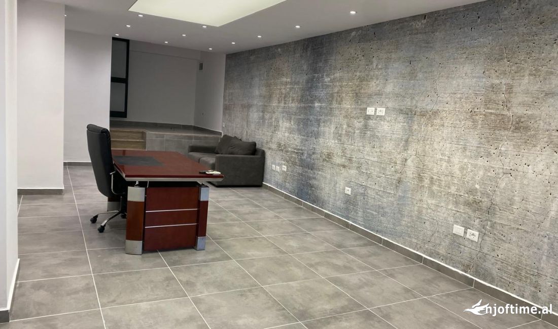 Jepet me qera ambjent per zyra te rruga e Bogdaneve. 