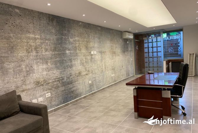 Ambiente Commerciale in Affitto 3+1 a Tirana - 400 Euro