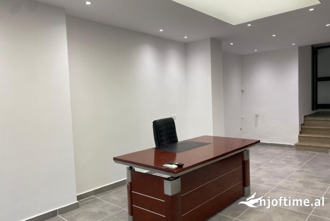 Ambiente Commerciale in Affitto 3+1 a Tirana - 400 Euro