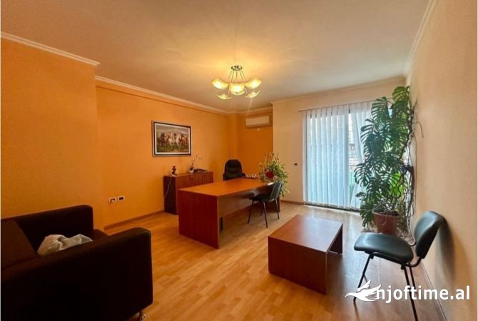 Ambiente Commerciale in Affitto 2+1 a Tirana - 600 Euro