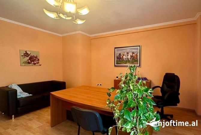 Ambiente Commerciale in Affitto 2+1 a Tirana - 600 Euro