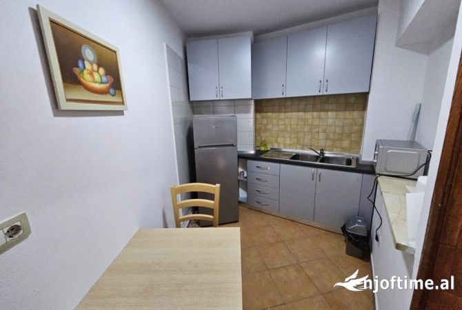 Ambiente Commerciale in Affitto 3+1 a Tirana - 900 Euro