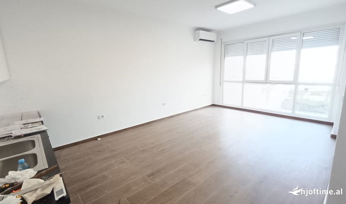 Jepet per qira apartament per banim ose per zyra ne zonen e tregut ushqimor prane shkolles 1 Qershor