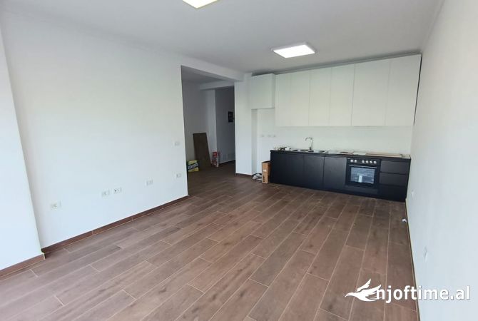 Jepet per qira apartament per banim ose per zyra ne zonen e tregut ushqimor prane shkolles 1 Qershor